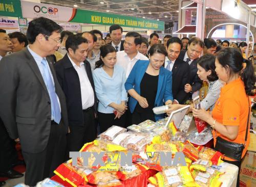 Chủ tịch Quốc hội cắt băng khai mạc Hội chợ OCOP Quảng Ninh ảnh 2